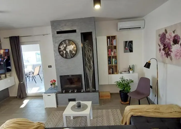 Lana - By Guide Villa *