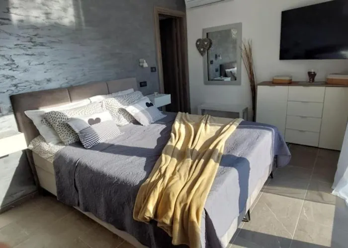 Vila Lana - By Guide *